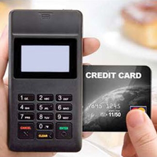 Zebra PD40 dispositivo de pagamento móvel, mostrado passando um cartão de crédito