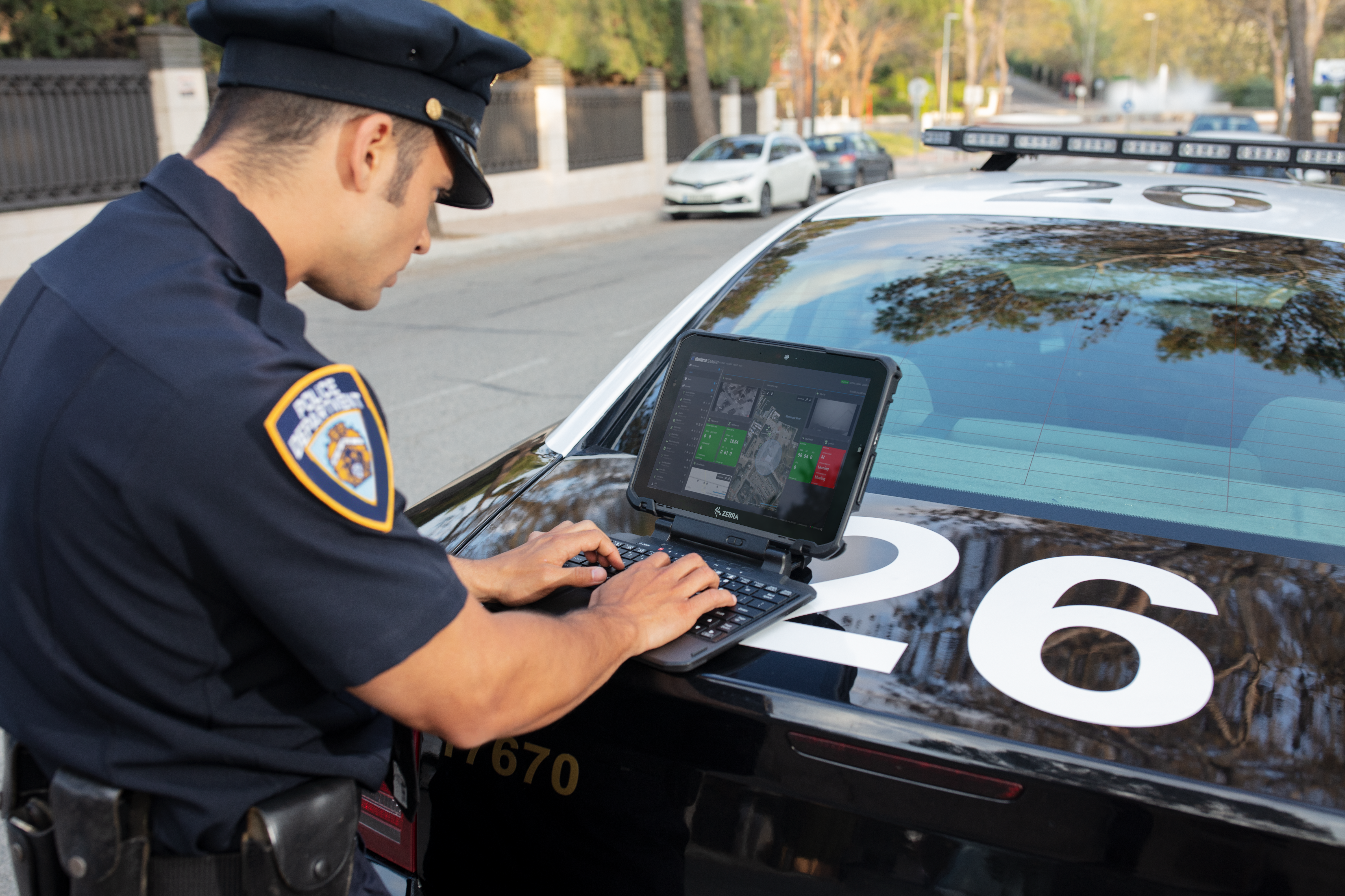 Police officer typing on keyboard of ET8x on top of car-8688 × 5792pix-300dpi