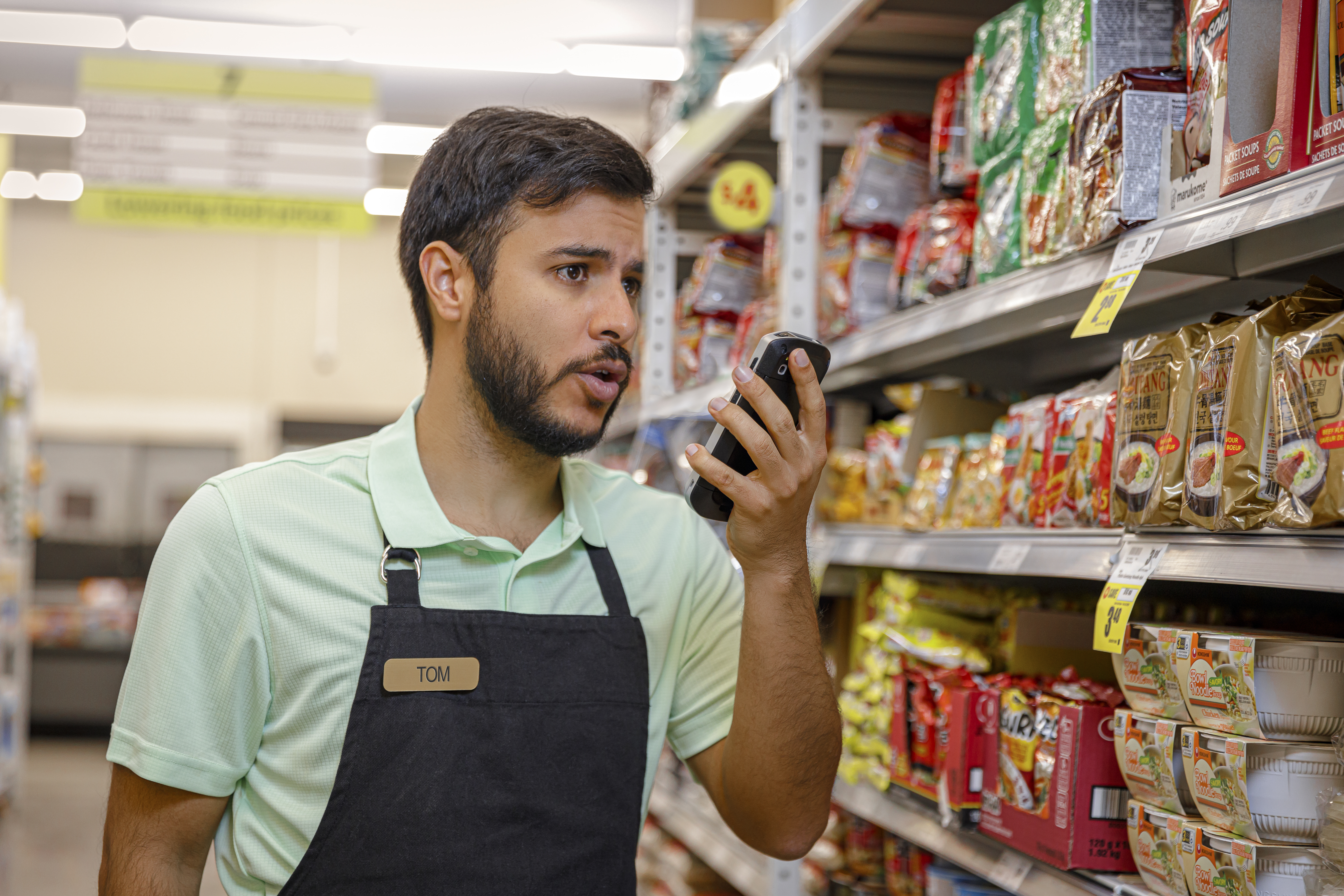 retail-grocery-photography-application-tc52-pushtotalk 6000x4000 pix 300dpi