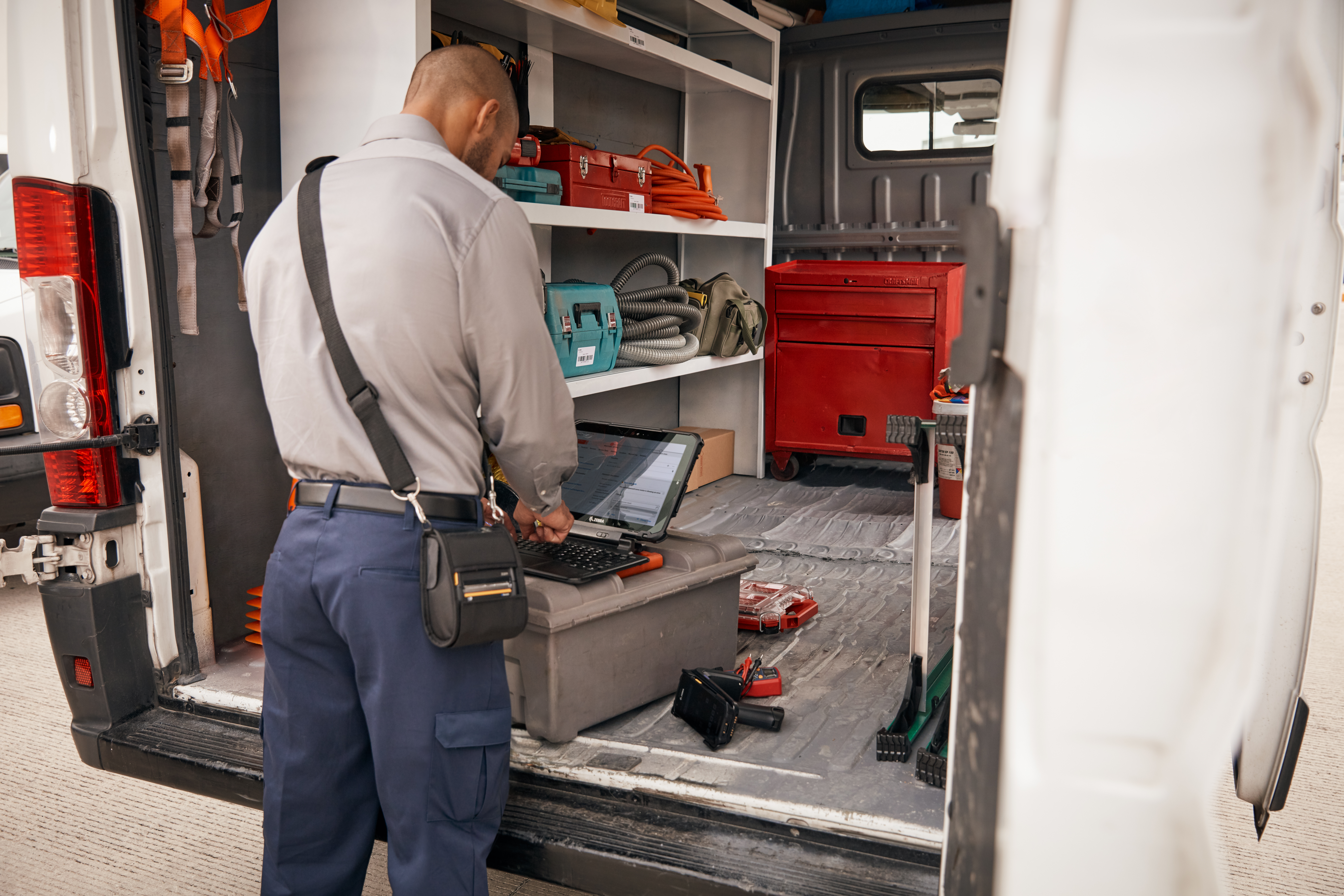 field-ops-photography-application-back-of-vehicle-entering-data-et8x-zq511-rfd40-8688x5792-pix-300-dpi