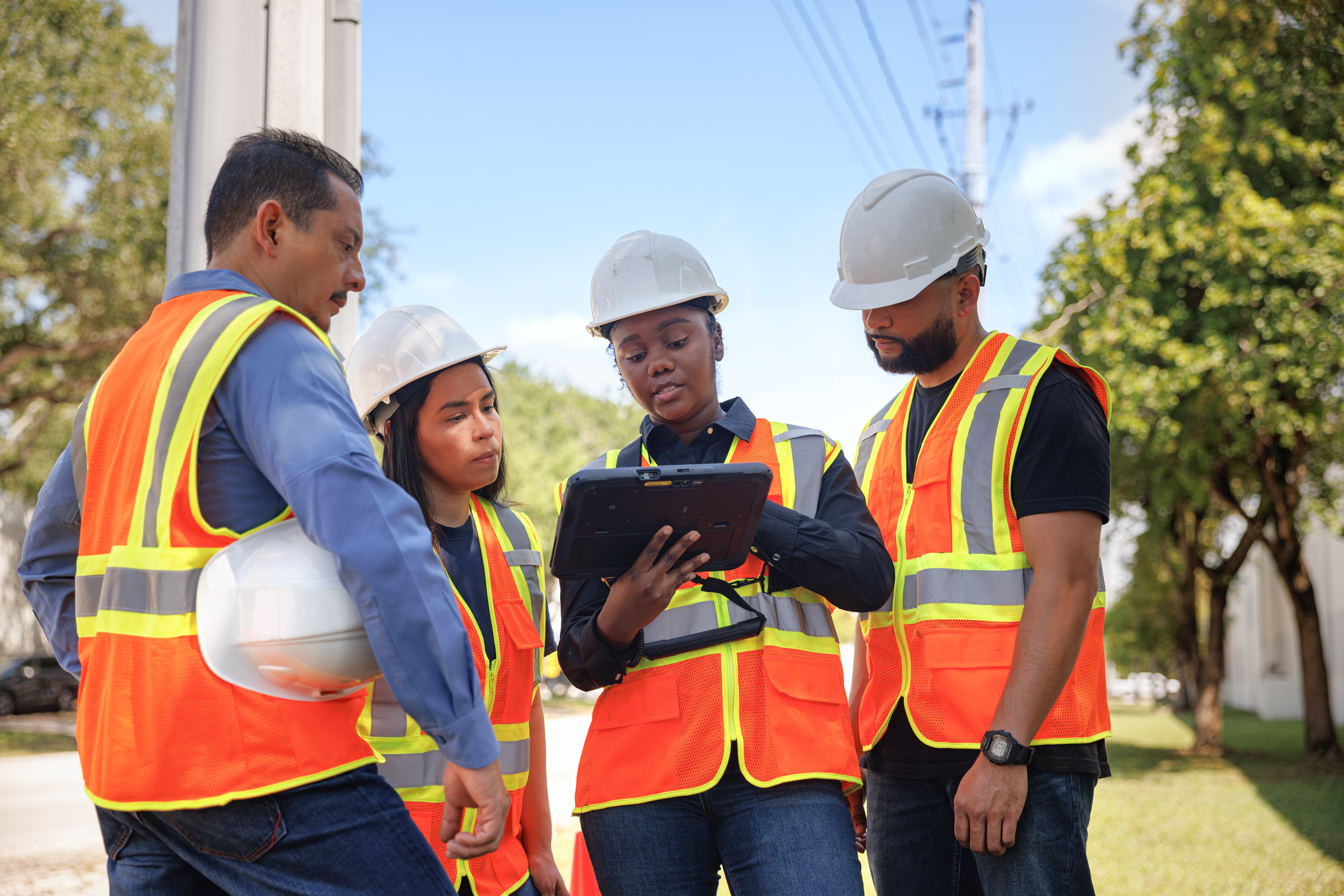 energy-and-utilities-photography-application-et6x-series-on-site-team-meeting-8192x5464-pix-300-dpi