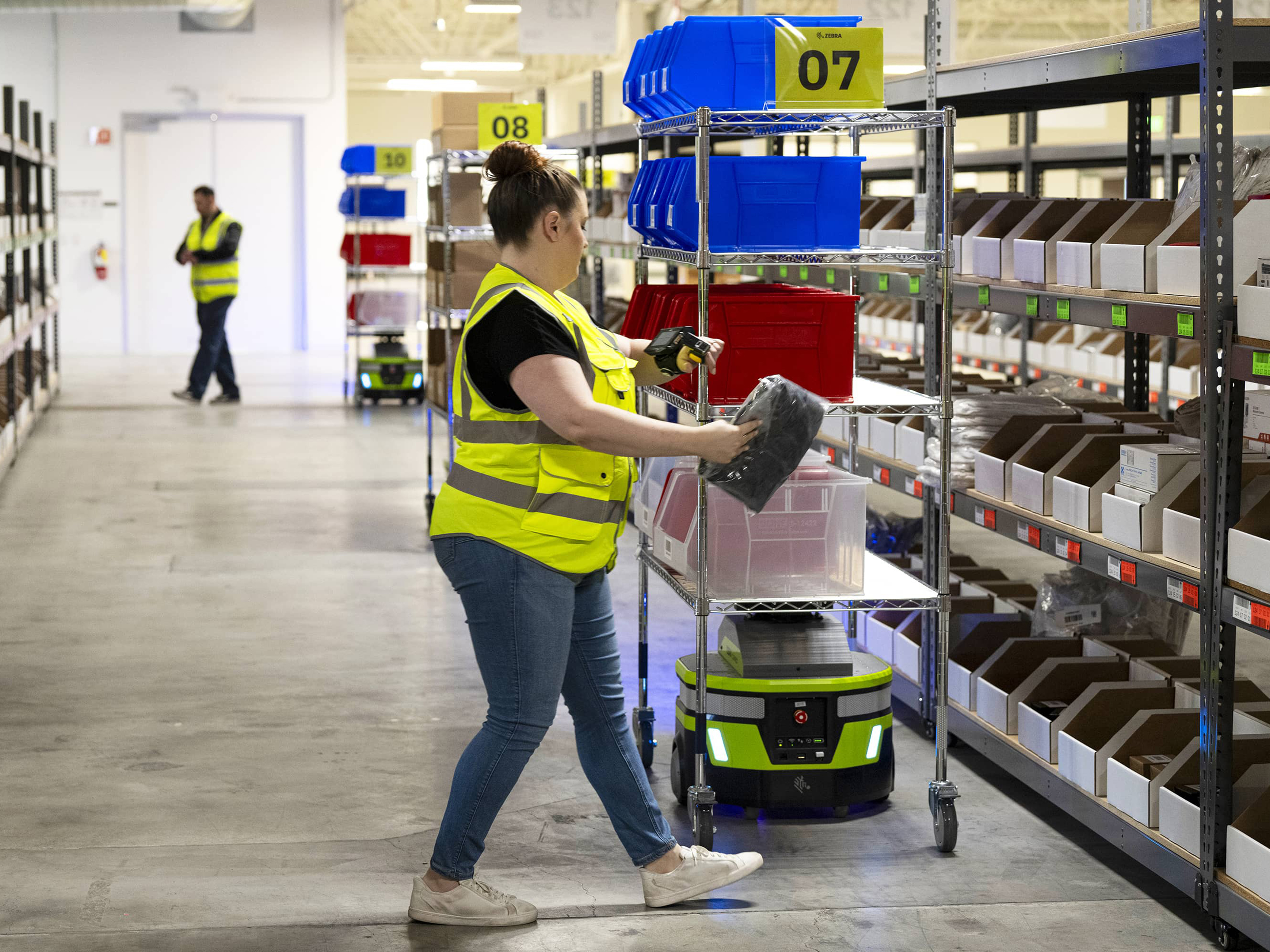 zebra-symmetry-fulfillment-photography-application-in-aisle-multiple-robots-pickers-3.jpg zebra-symmetry-fulfillment-photography-application-in-aisle-multiple-robots-pickers-3.jpg