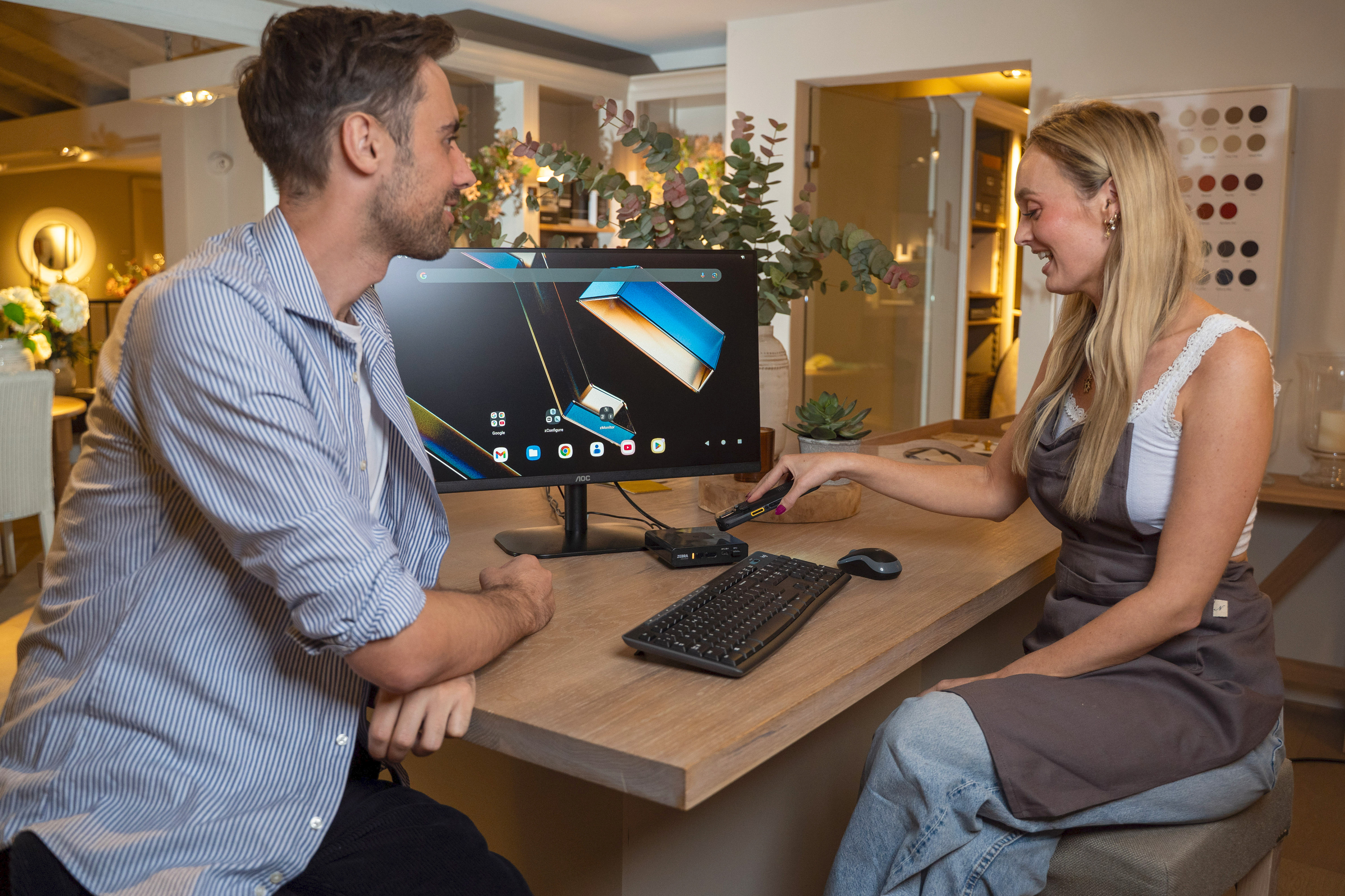 A retail associate tapping to connect TC53 to ZEC500 to enable casting mode A retail associate tapping to connect TC53 to ZEC500 to enable casting mode