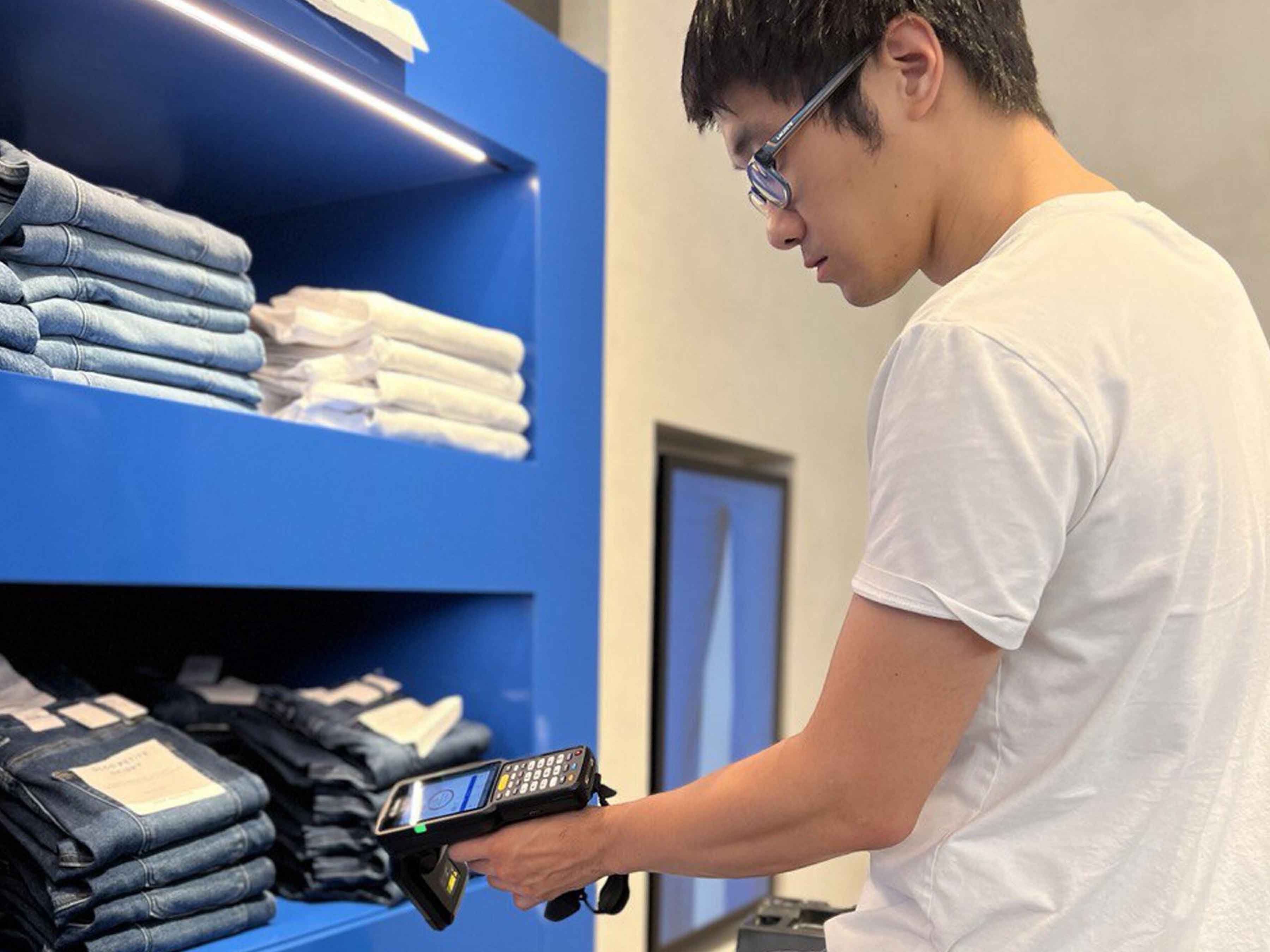 Good American Success Story Photo, 4x3, 3600 Good American employee with Zebra's device