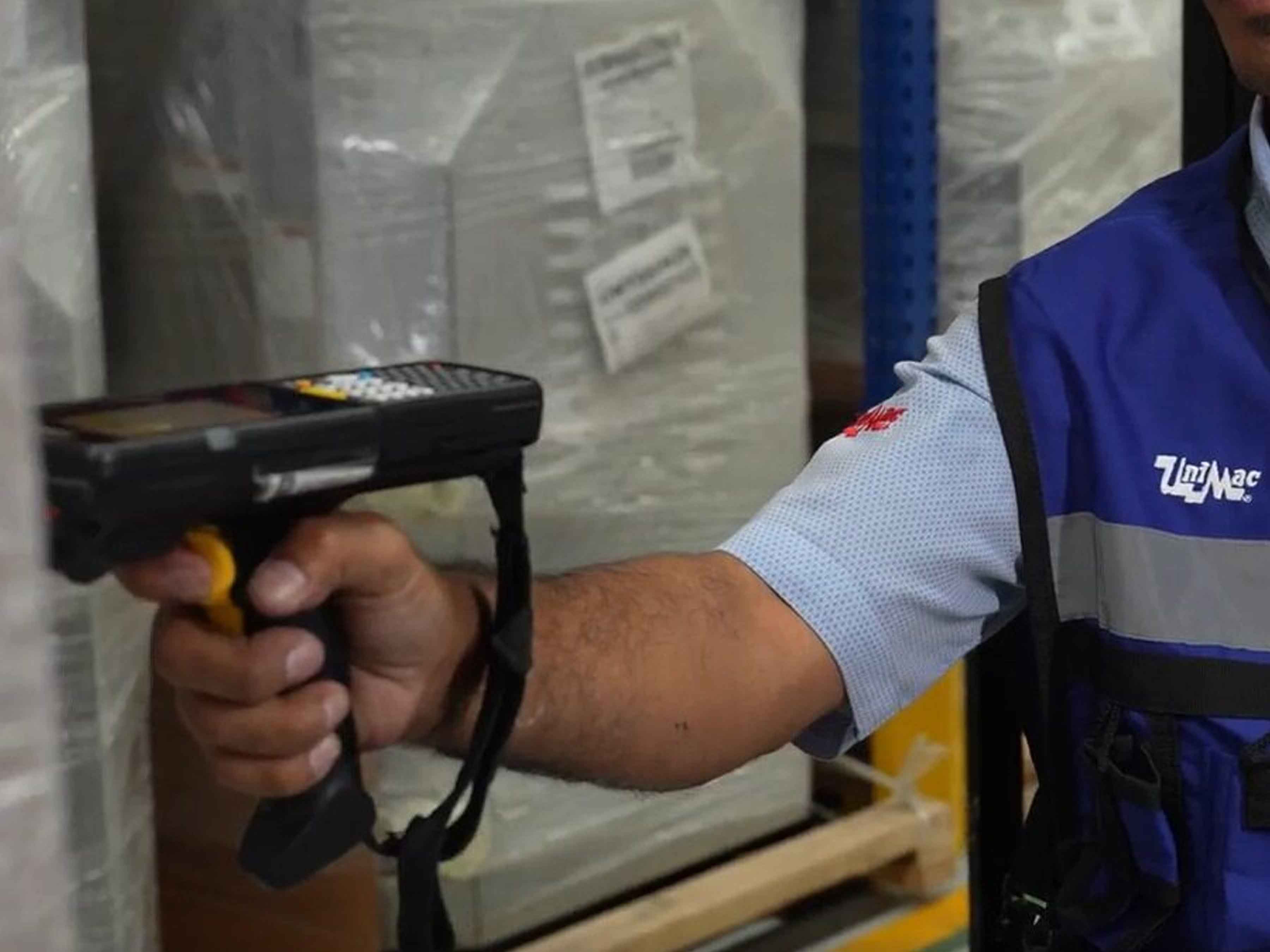 Lorsa Success Story Photo, 4x3, 3600 Lorsa employee with Zebra device