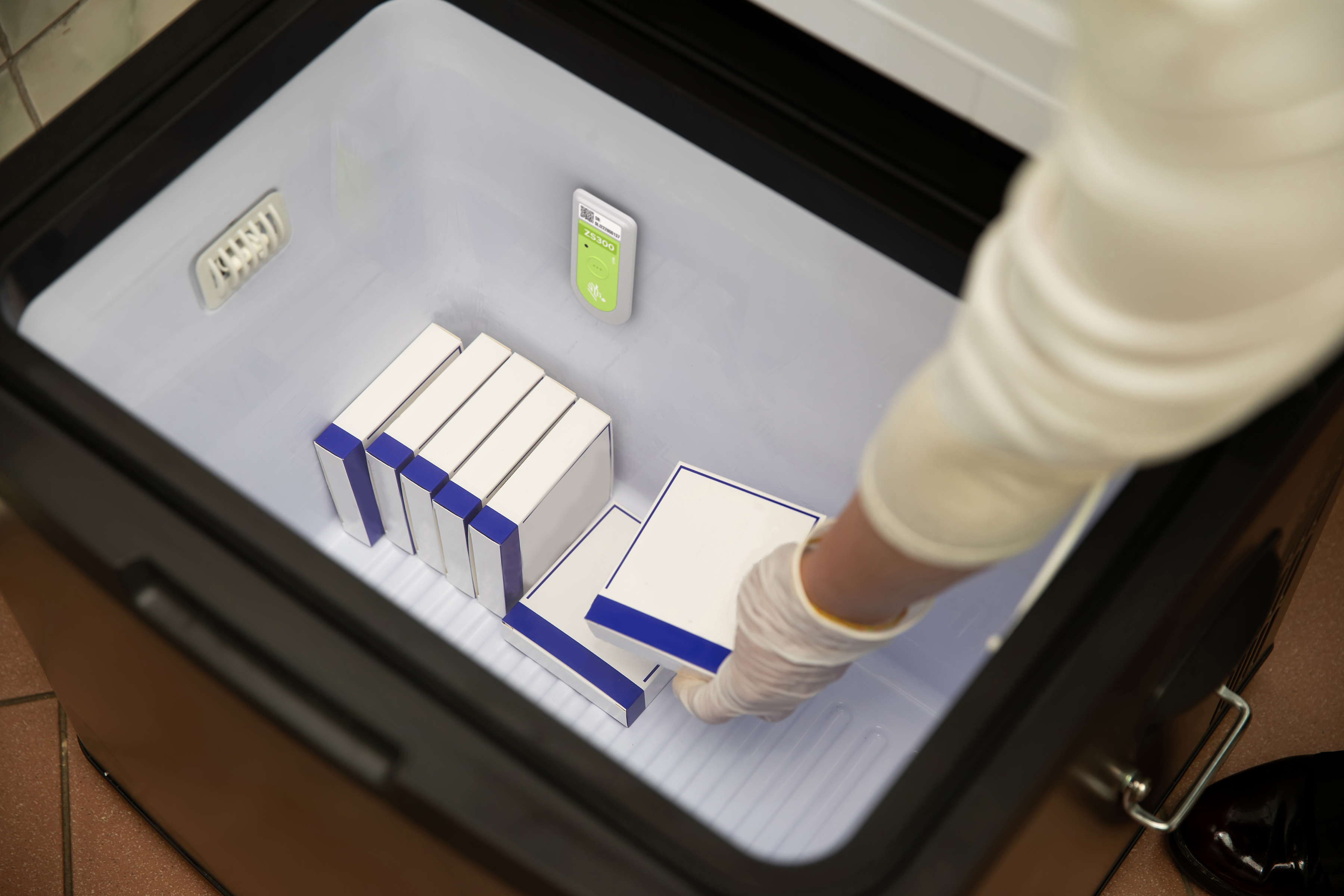 Medical products being checked in a cooler with Zebra ZS300 Medical products being checked in a cooler with Zebra ZS300