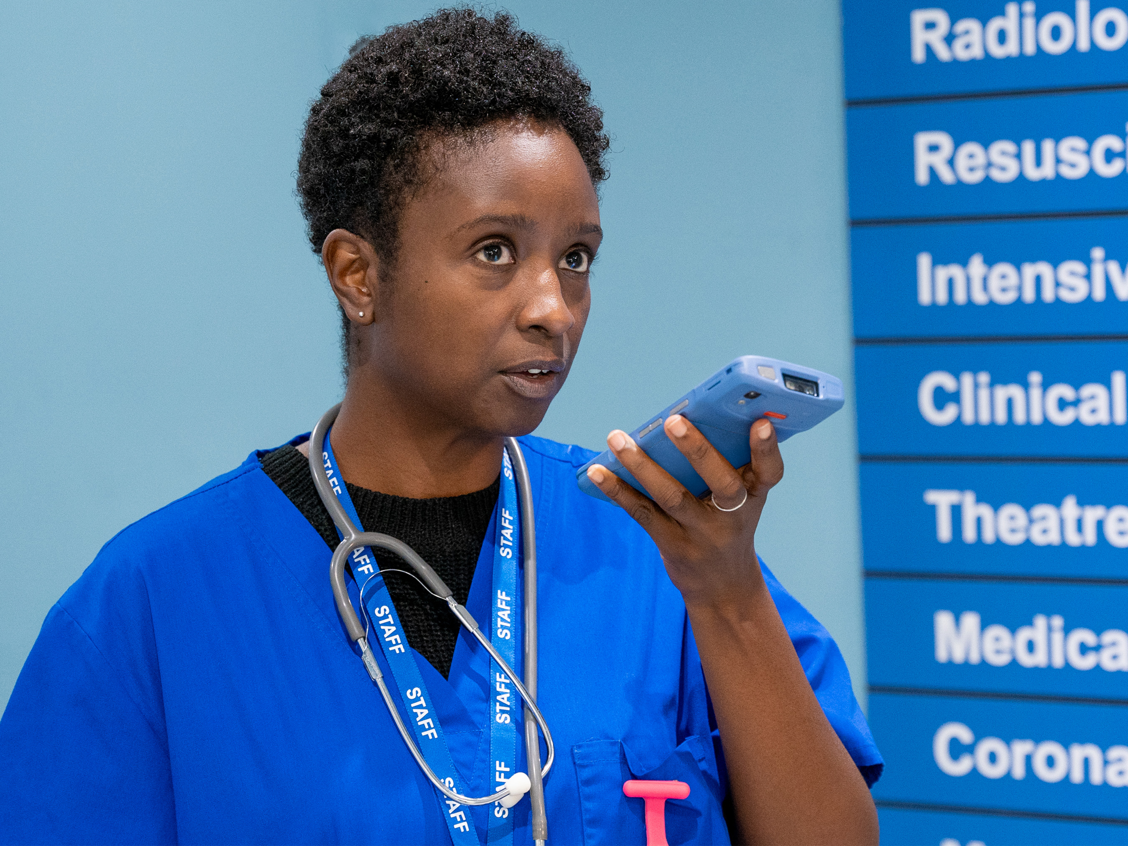 healthcare-photography-website-hc50-nurse-in-hallway-using-ptt-4x3-3600x2700 healthcare-photography-website-hc50-nurse-in-hallway-using-ptt-4x3-3600x2700