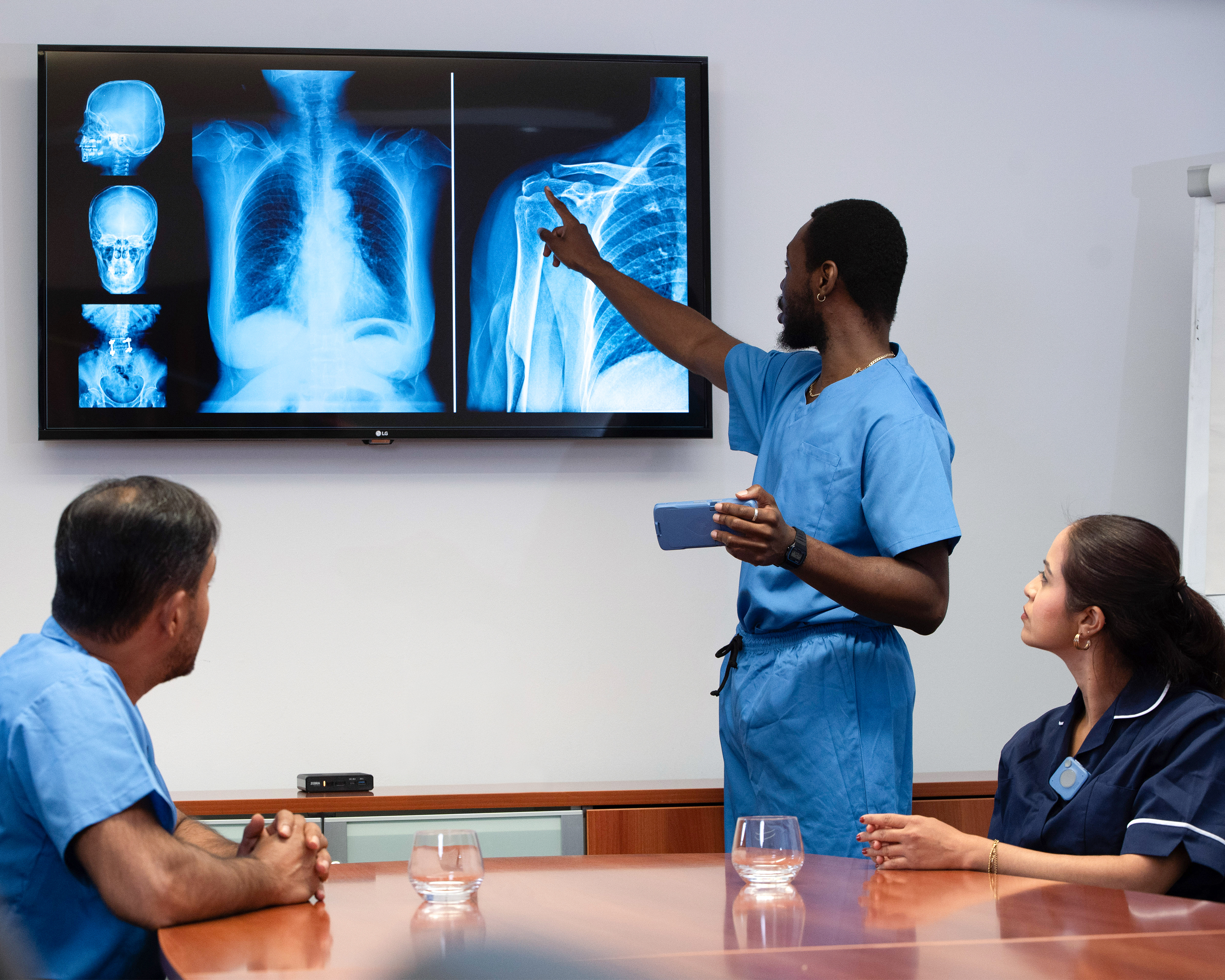 ZEC500 Photography Website Healthcare Wireless Workstation Connect HC50 5x4 Healthcare workers using ZEC500 with HC50 and Wireless Workstation Connect to cast X-rays to large display for review