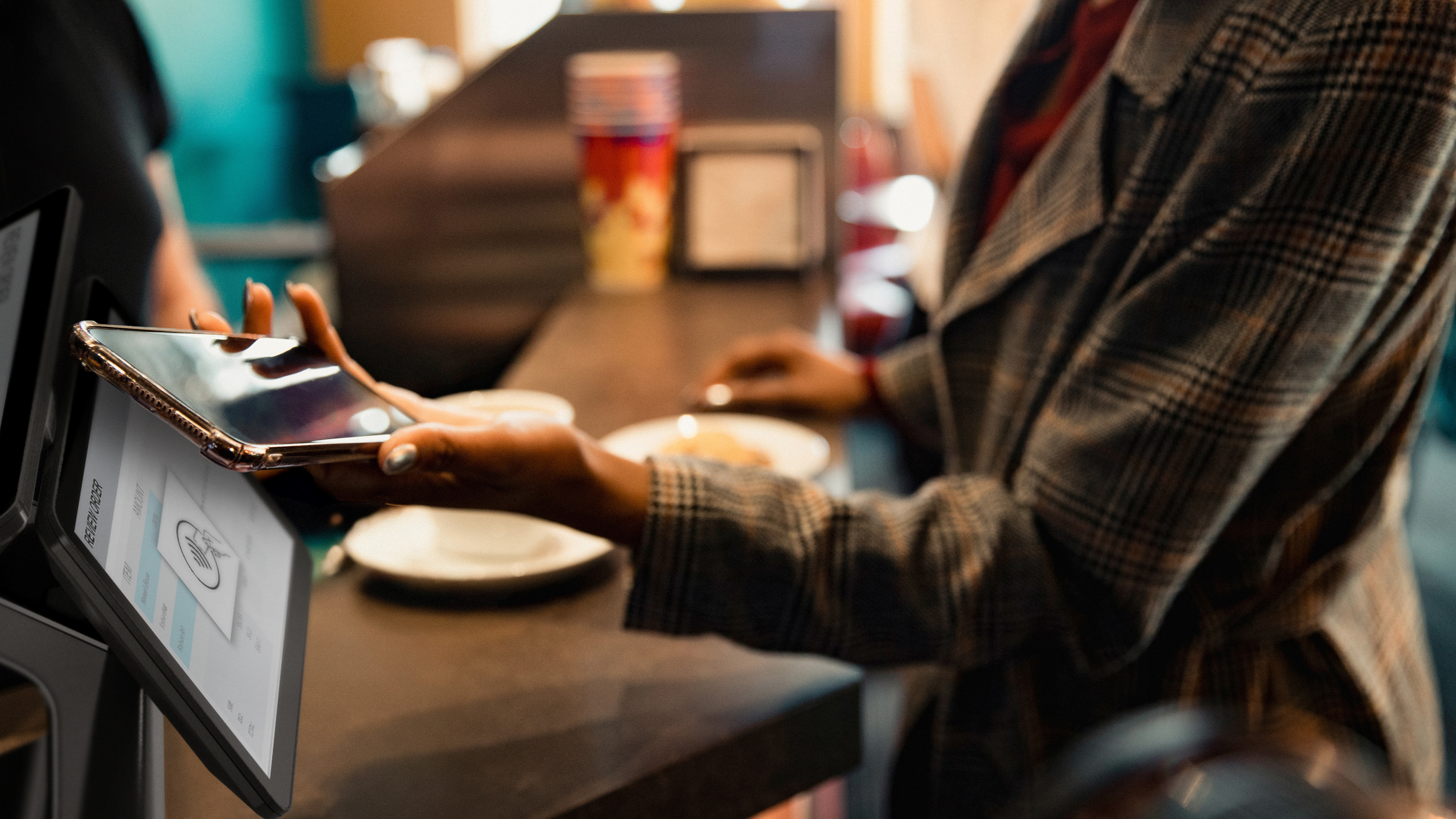 Guest using a Zebra Interactive Kiosk feature at a cafe checkout. Guest using a Zebra Interactive Kiosk feature at a cafe checkout.