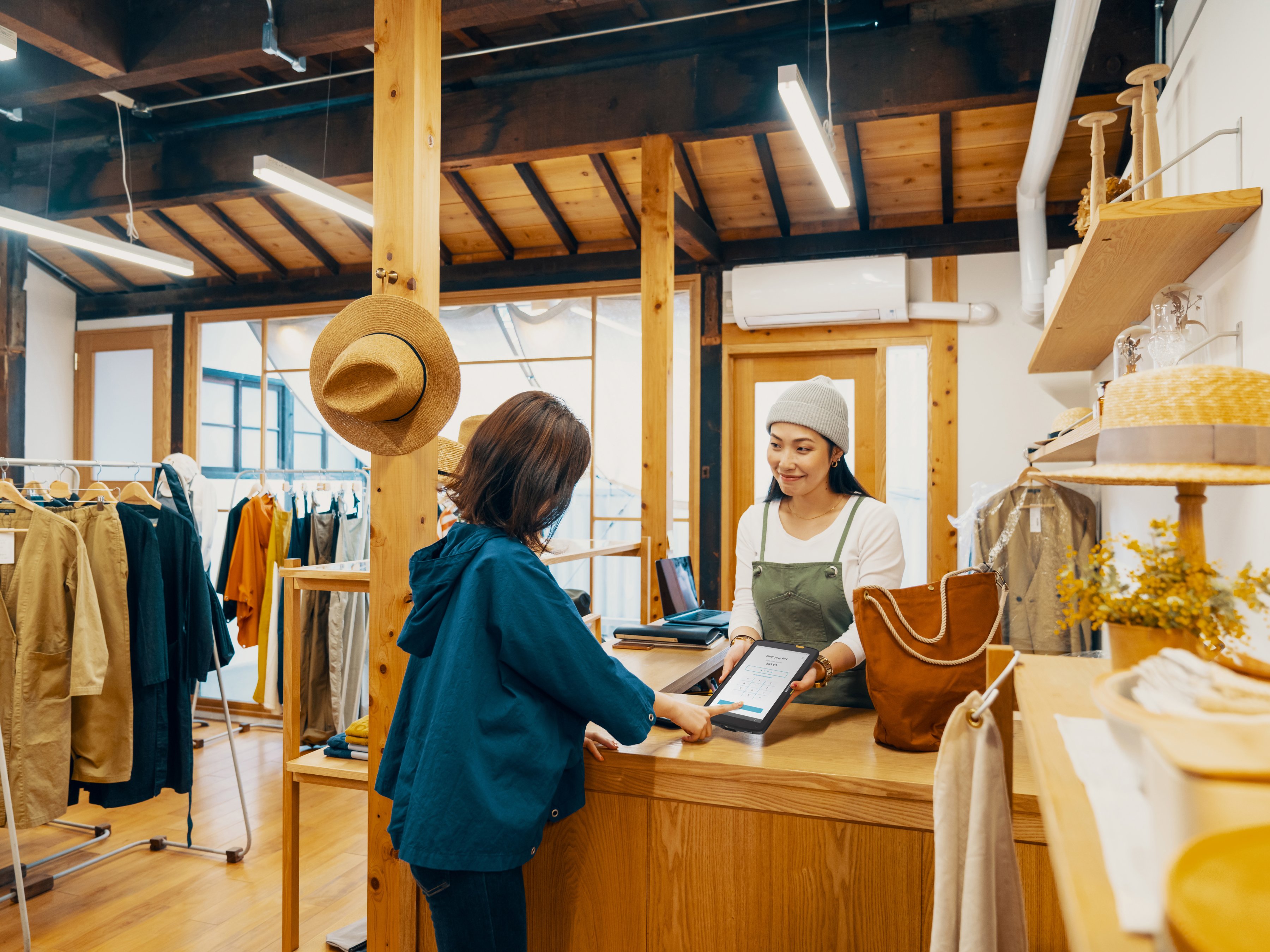 A shopper using a Zebra tablet and mobile printer to check out at a clothing store A shopper using a Zebra tablet and mobile printer to check out at a clothing store