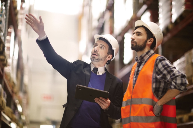 warehouse-photography-lifestyle-et401-managers-device-in-aisle-5760x3840-pix-300-dpi warehouse-photography-lifestyle-et401-managers-device-in-aisle-5760x3840-pix-300-dpi